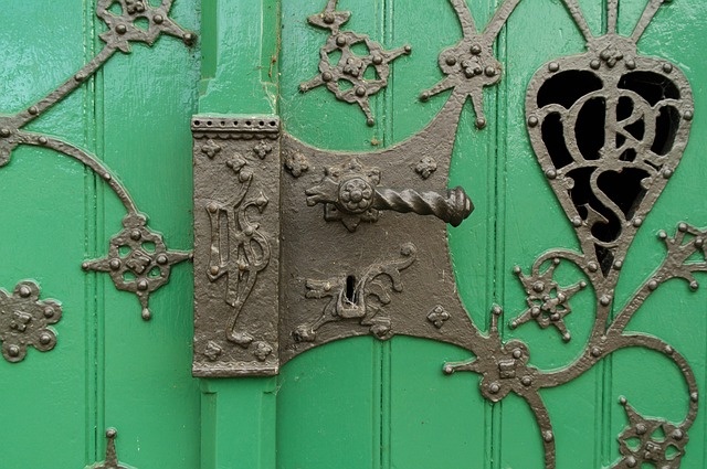 Antike Türbeschläge und klassische Türgarnituren
