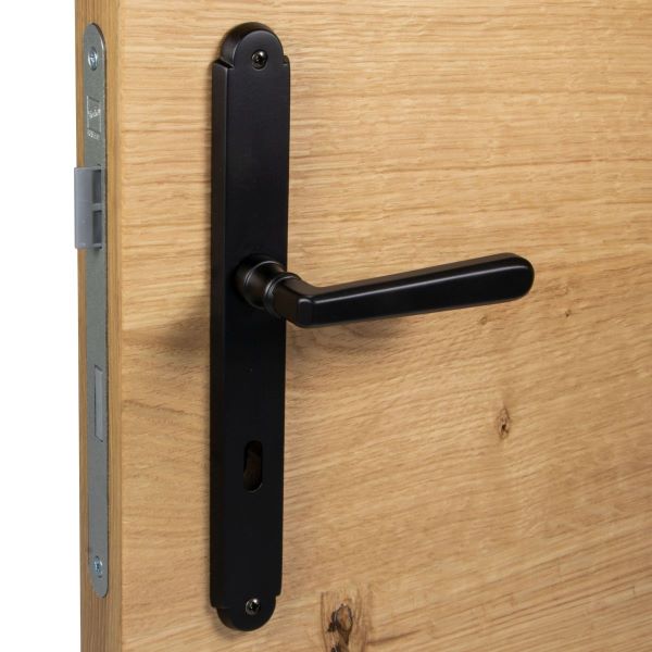 Puristisch, modern & stilvoll: Schwarze Türbeschläge